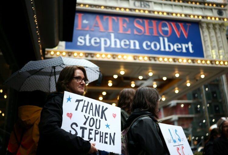 'Hello, Goodbye': o apresentador do 'Late Show' Stephen Colbert desiste
