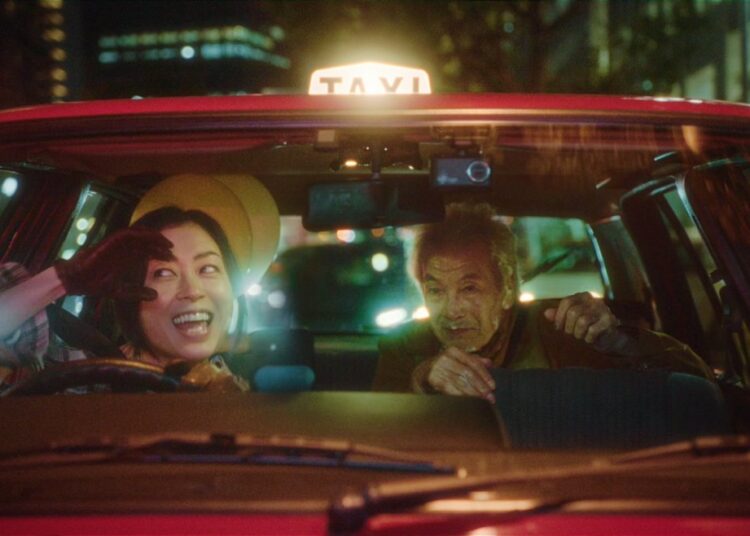 Hikaru Utada assume o volante no novo videoclipe de 'PAPPAPARADISE'