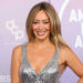 Hilary Duff brilha em vestido prateado no AMAs de 2026, marcando sua primeira aparição no evento em 21 anos