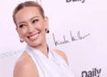 Hilary Duff cobre a edição de maiôs da 'Sports Illustrated', embora diga que 'não é uma galinha da primavera'