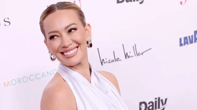 Hilary Duff cobre a edição de maiôs da 'Sports Illustrated', embora diga que 'não é uma galinha da primavera'