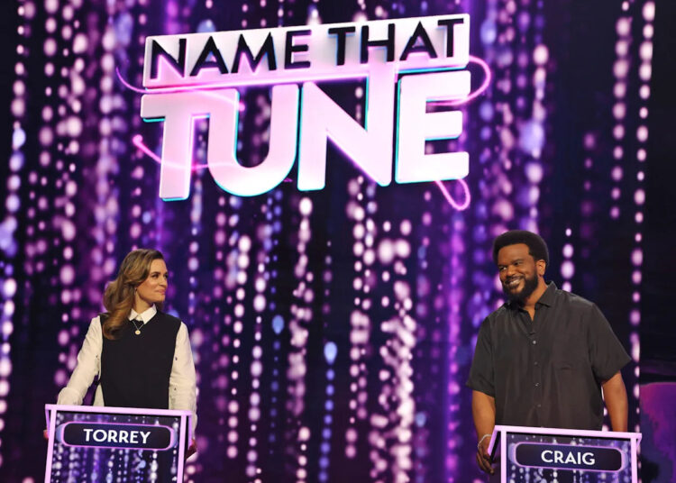 ITV revivendo 'Name That Tune' com a apresentadora Alison Hammond