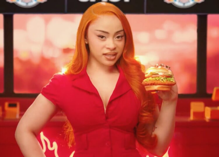 Ice Spice fica 'picante' no novo anúncio da Wendy's após luta viral no McDonalds