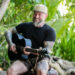 Jeff Probst nega participações especiais reeditadas de celebridades em 'Survivor 50' após reação de Zac Brown