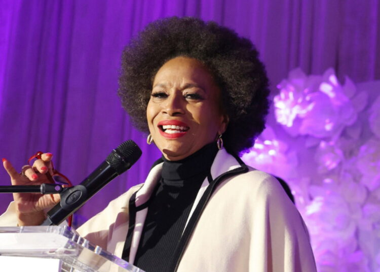 Jenifer Lewis questiona o apoio de celebridades ao Met Gala vinculado a Jeff Bezos