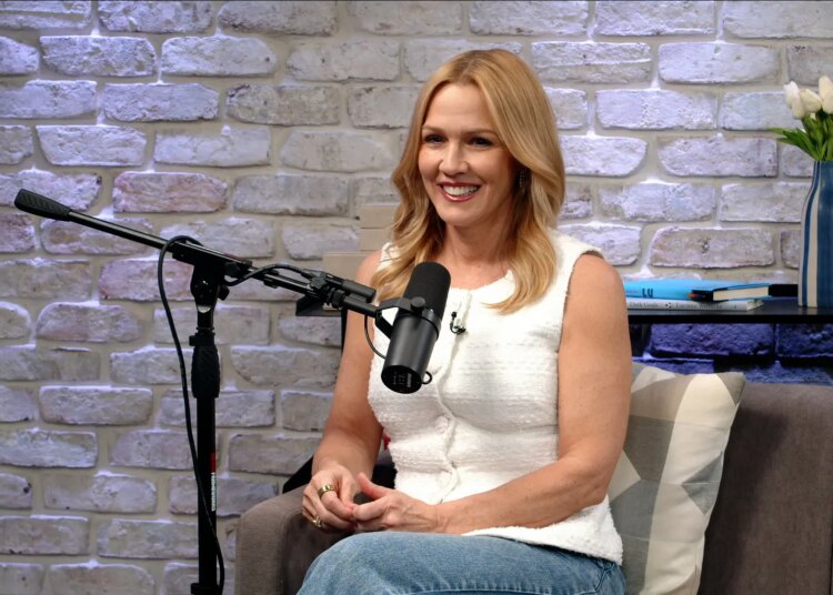 Jennie Garth fala sobre ser uma nova mãe no set de '90210' aos 20 anos