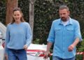 Jennifer Garner e Ben Affleck saem juntos com roupas de ex-namorados