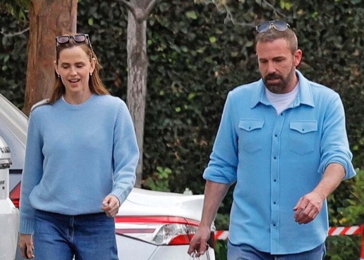 Jennifer Garner e Ben Affleck saem juntos com roupas de ex-namorados