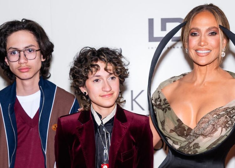 Jennifer Lopez fica emocionada quando seus gêmeos se preparam para ir para a faculdade