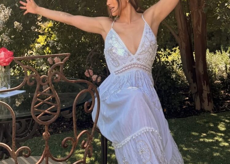 Jennifer Lopez passa o fim de semana prolongado com roupas brancas do Memorial Day