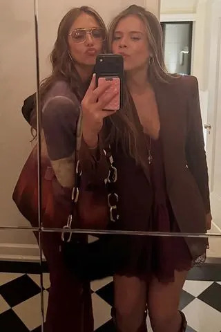 Jessica Alba e filha Honor, 17, são gêmeas monocromáticas em novas selfies: ‘Noite com minha melhor amiga’