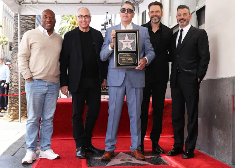 Jimmy Kimmel engasga e chama seu co-apresentador do “Man Show”, Adam Carolla, de 'Laverne to my Shirley' na cerimônia da Calçada da Fama