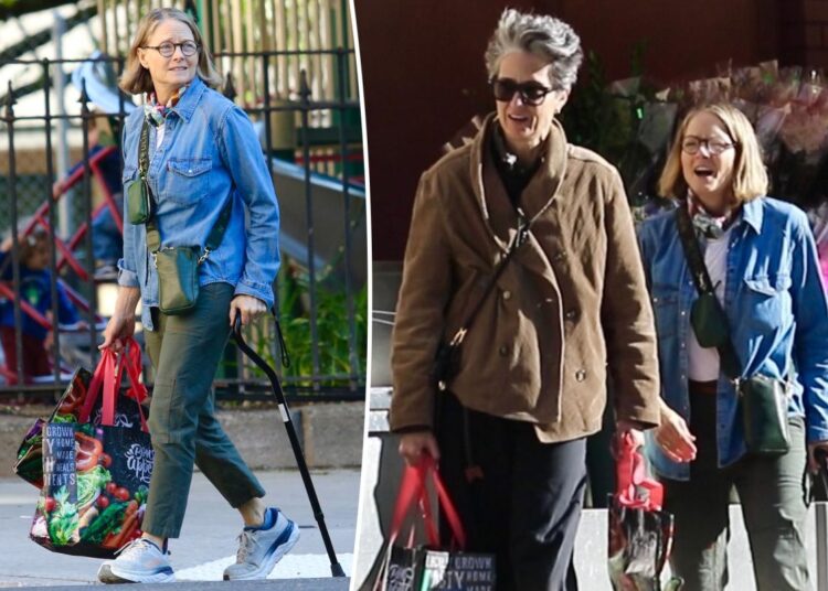 Jodie Foster, 63, vista andando com bengala durante passeio raro