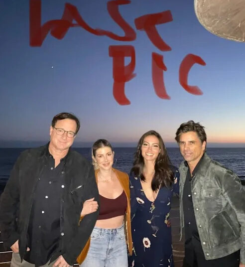 John Stamos compartilha a 'última foto' que ele tirou com Bob Saget sobre o que teria sido o 70º aniversário do ator