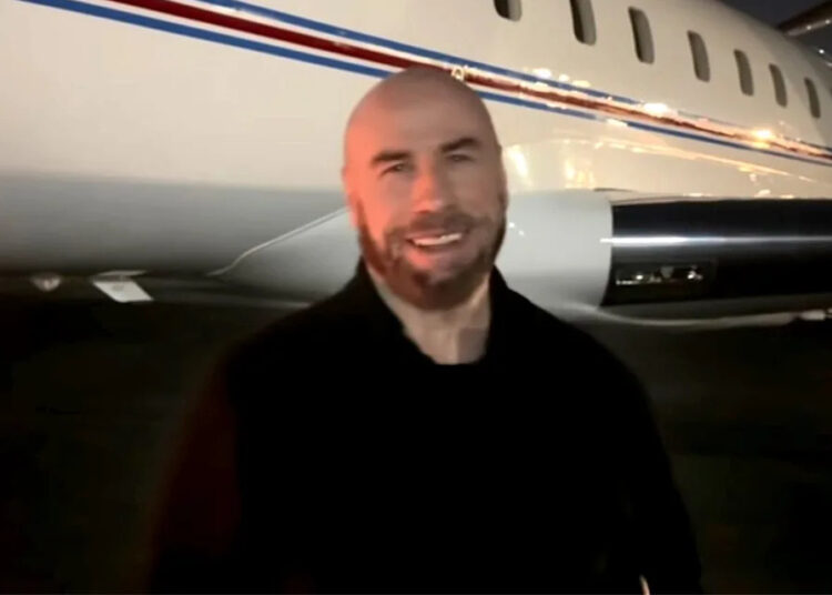 John Travolta leva os fãs aos bastidores enquanto treina para voar em um jato particular 2 meses depois de obter sua licença