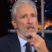 Jon Stewart deixa cair uma linha brutal sobre a CBS no ‘Late Show’ de Colbert enquanto ele termina