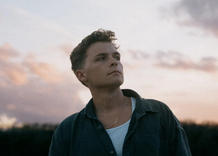 Josiah Queen tem 3 dos 10 primeiros na parada de músicas musicais mais recentes do Gabb