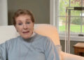 Julie Andrews faz rara aparição pública em apelo emocional de Parkinson