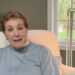 Julie Andrews faz rara aparição pública em apelo emocional de Parkinson
