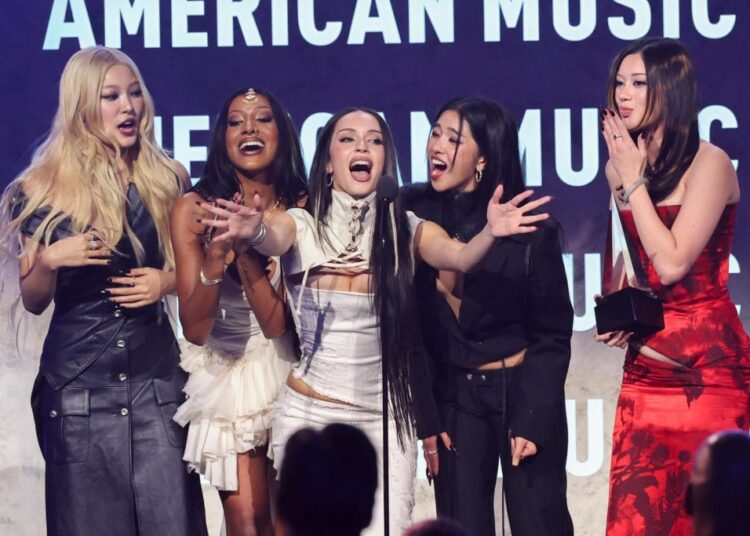 KATSEYE dá destaque ao BTS no discurso de novo artista do ano no AMAs