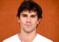KJ Apa arrasa com uma calcinha molhada à beira da piscina em uma nova foto viral