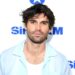 KJ Apa repreende Mr. Fantasy depois que seus amigos aparecem no videoclipe