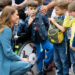 Kate Middleton ofuscada pela pose hilariante do menino durante a saudação real
