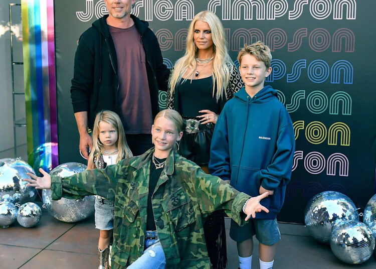 Keith Urban olha para Jessica Simpson quatro meses após o divórcio: 'Eles estão alinhados de muitas maneiras'