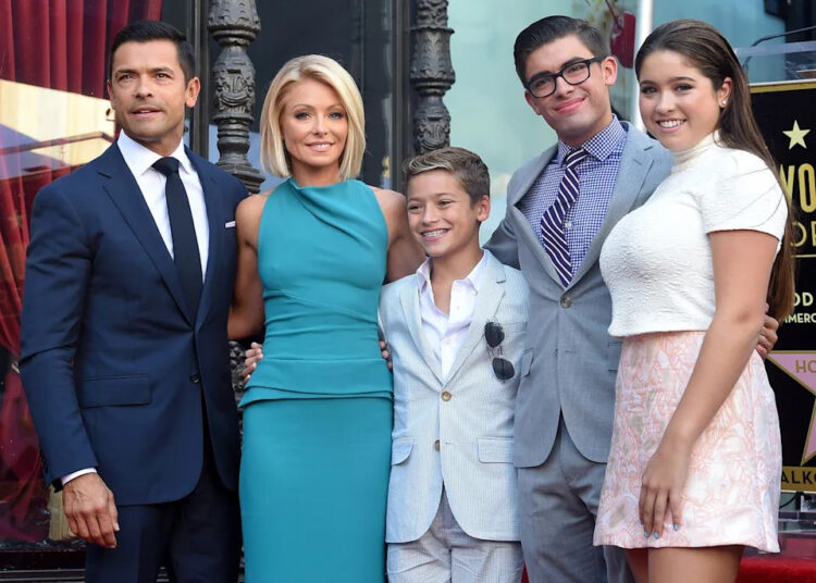 Kelly Ripa relembra o que deu errado na primeira vez que deixou o marido Mark Consuelos sozinho com os filhos