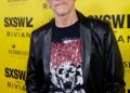 Kevin Bacon cercado por abelhas em caminhada em família no pesadelo