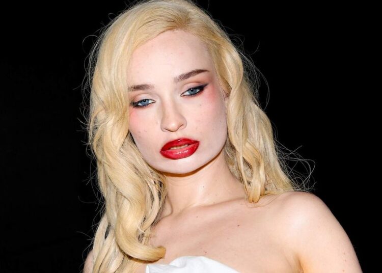 Kim Petras diz que está 'orgulhosa' por ter feito a transição aos 12 anos