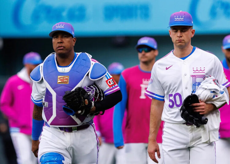 Kris Bubic, do Kansas City Royals, dá um grande grito a Salvador Perez