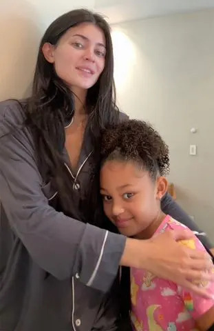 Kylie Jenner e a filha de 8 anos, Stormi, preparam seu café matinal 'perfeito' com sabor de banana e massa de biscoito