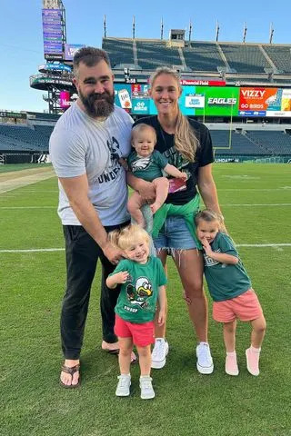 Kylie Kelce compartilha o único presente de dia das mães que você nunca deve comprar: 'As pessoas não sabem disso?'