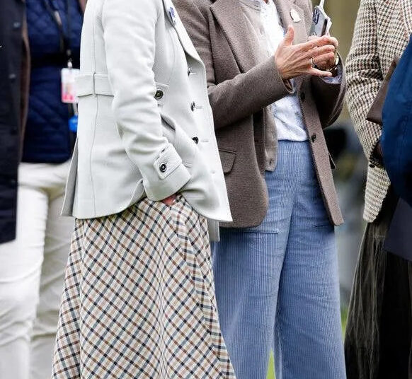Lady Louise Windsor, 22, é fotografada em seu emprego de meio período enquanto faz raras aparições públicas
