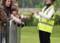 Lady Louise Windsor dirige o duque e a duquesa de Edimburgo durante rara aparição pública