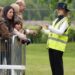 Lady Louise Windsor dirige o duque e a duquesa de Edimburgo durante rara aparição pública