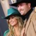Lainey Wilson se casa com Devlin Hodges perto de uma cachoeira no Tennessee