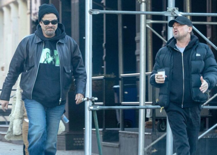 Leonardo DiCaprio e Benicio del Toro se reencontram em Nova York após a vitória do Oscar por “One Battle After Another”