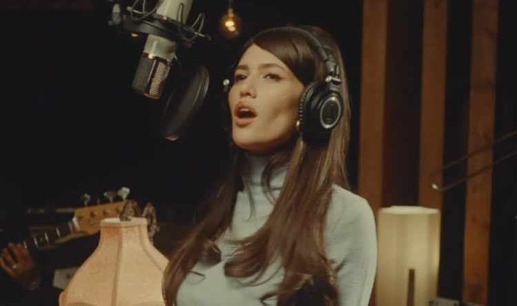 Letra de 'Material Lover': Sienna Spiro lança nova música para a trilha sonora de 'The Devil Wears Prada 2' - Ouça agora! – Just Jared – Notícias e fofocas de celebridades