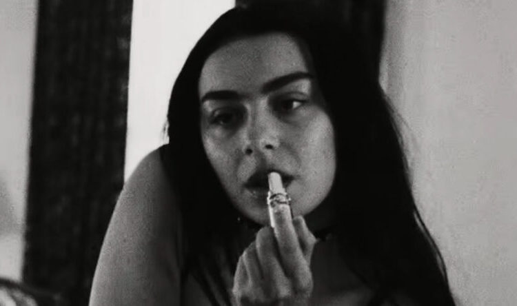 Letra de 'Rock Music': Charli XCX dá início a uma nova era com novo videoclipe - assista agora! – Just Jared – Notícias e fofocas de celebridades