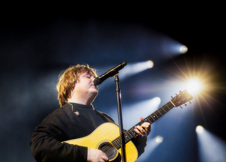 Lewis Capaldi assume Boston para dois shows esgotados no MGM Music Hall