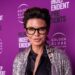 Lisa Rinna estreia transformação de cabelo loiro cacheado na estreia no tapete vermelho