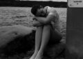 Lottie McLeod anuncia The Boat House EP com novo single agridoce 'Sunburnt' -