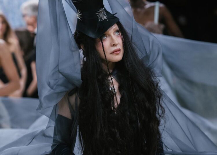 Madonna se torna gótica em Saint Laurent no Met Gala 2026