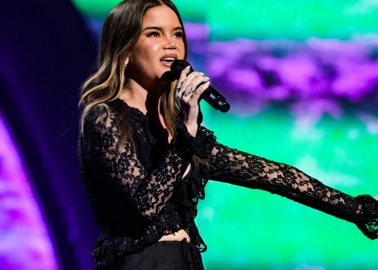 Maren Morris estreia novo single edificante ‘Parachute’