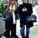 Mary-Kate e Ashley Olsen sorriem enquanto usam looks que combinam