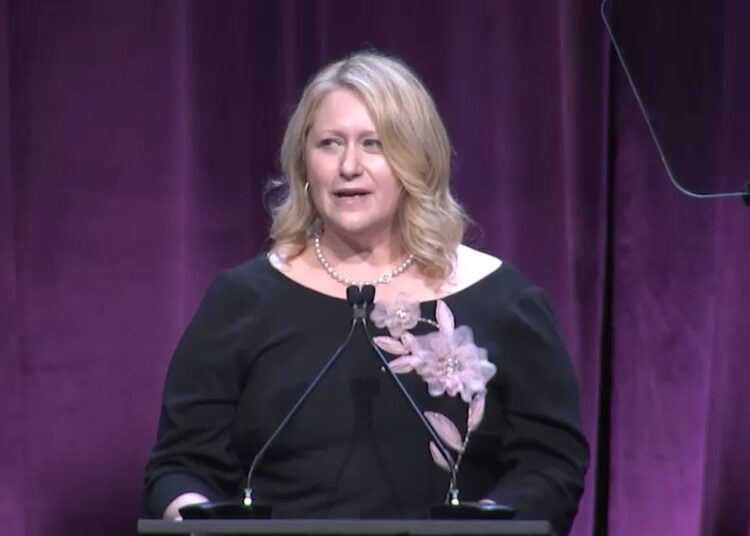 Matrix Awards: Debra OConnell, presidente da Disney Entertainment Television, reconhecida como uma das homenageadas de 2026