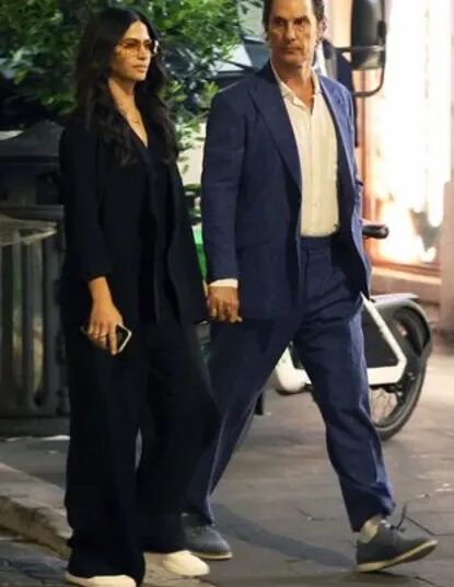 Matthew McConaughey e sua esposa Camila McConaughey saem em Roma 1 mês antes do 14º aniversário de casamento
