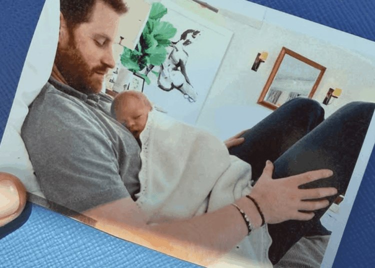 Meghan Markle posta fotos inéditas de Archie com Harry para comemorar o sétimo aniversário
